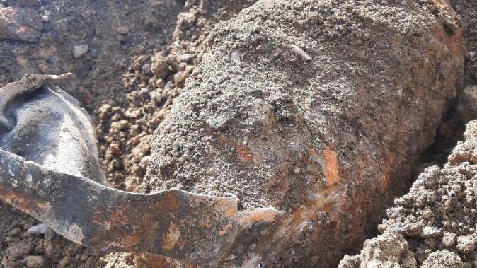 Dělníci nedaleko centra Brna našli leteckou pumu, doprava stojí i na železnici