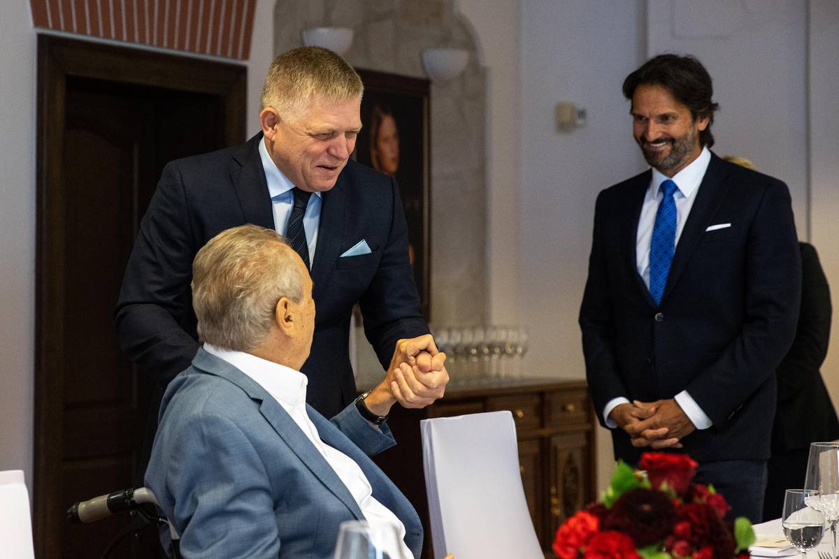 Oslava začala obědem se slovenským premiérem Robertem Ficem a ministrem obrany Robertem Kaliňákem.