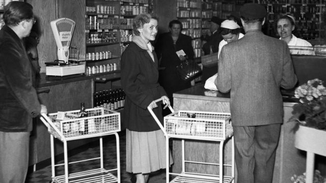 Tak vypadala první samoobsluha: Zákazník si začal vybírat před 65 lety