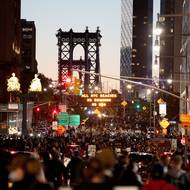 Aktivisté pochodující přes most na Manhattanu. Při nepokojích policie zadržela 4 100 lidí, včetně dcery newyorského starosty.