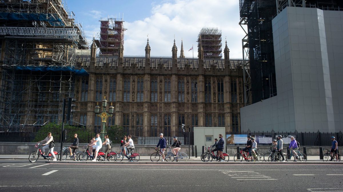 Britská vláda chce dostat lidi do sedel. Slibuje cyklistům miliardy