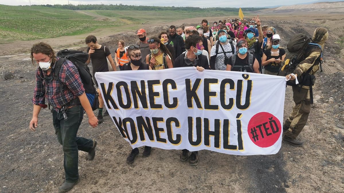 105 aktivistů v uhelném lomu Vršany zatkla policie