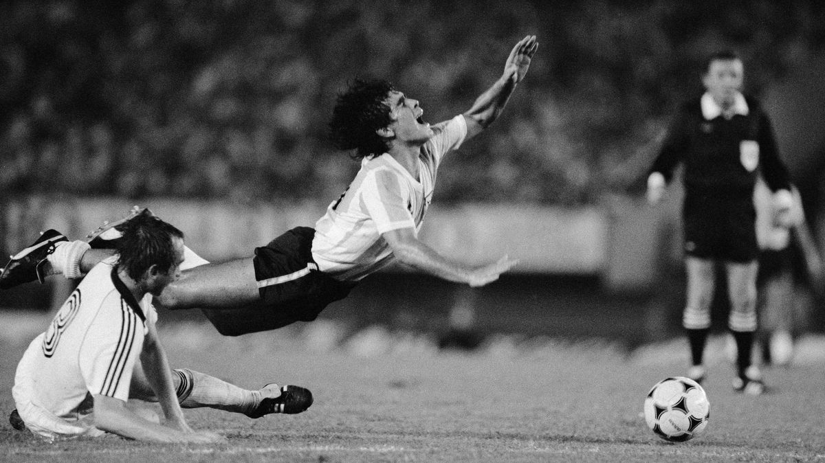Fotbalový bůh i ďábel. Argentinský zázrak Maradona slaví, je mu 60 let