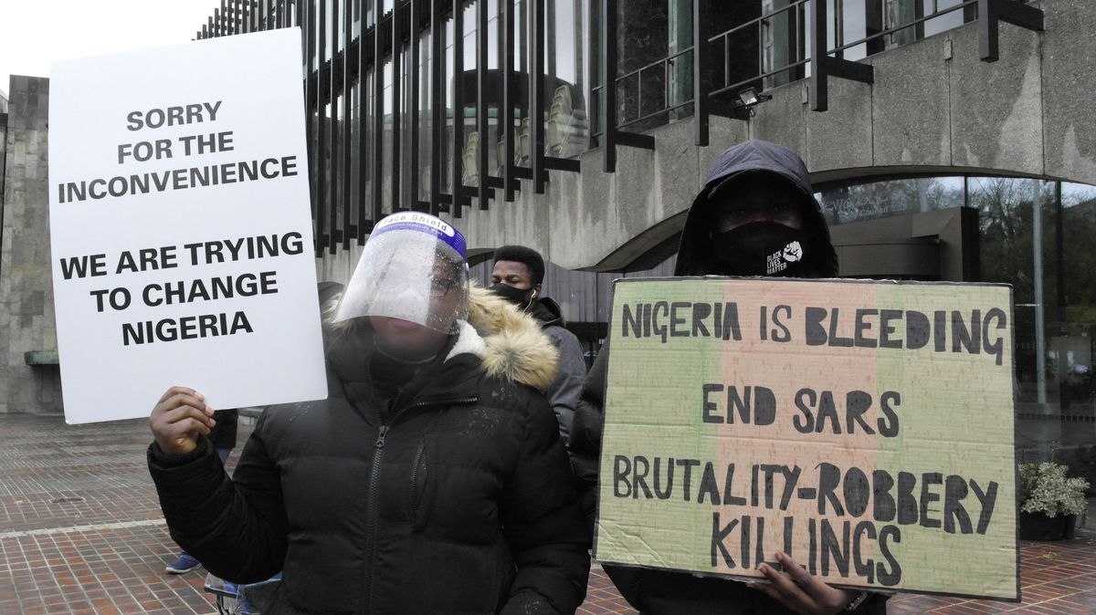 Nepokoje proti policejnímu násilí v Nigérii si vyžádaly sedm desítek mrtvých