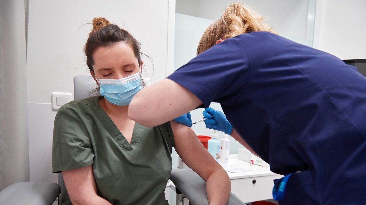 Polsko řeší skandál. Vakcínu dostaly známé osobnosti, nebyly ale na řadě