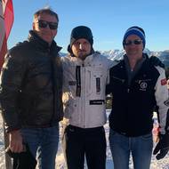 Na fotografii z přelomu roku 2019 a 2020 stojí vlevo lobbista Roman Janoušek, uprostřed majitel populárního pražského klubu James Dean Miloslav Žáček a vpravo kontroverzní podnikatel Tomáš Pitr.