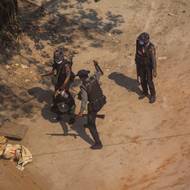 Muž je zadržen a bit policií během demonstrace v největším barmském městě Rangún, 6. března 2021. 