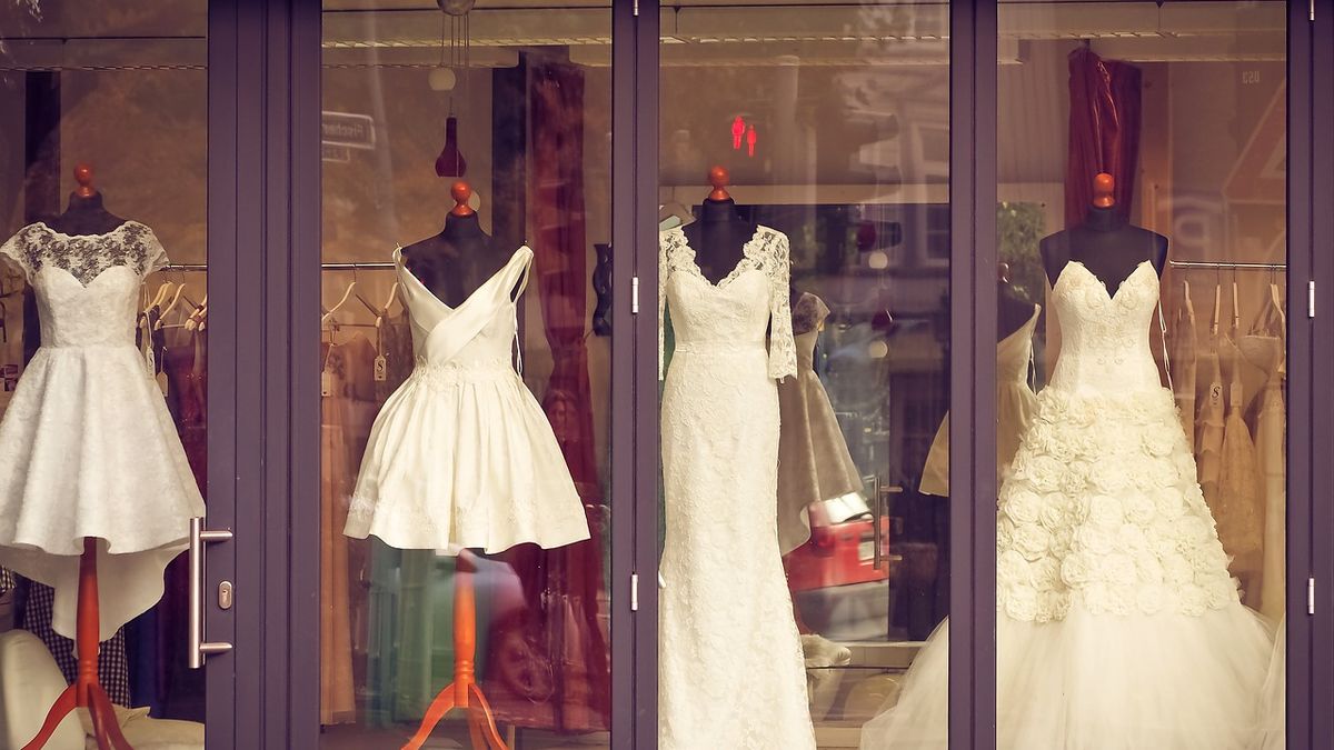 Půjčovny šatů jsou na hranici přežití. Doufají v rozvolnění a konání svateb