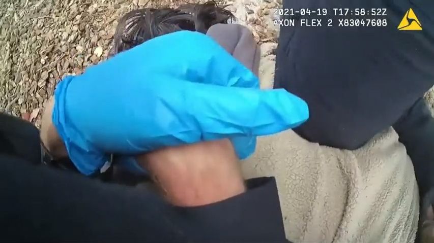 Tlačili ho k zemi, pak zemřel, ukazuje policejní video z Kalifornie