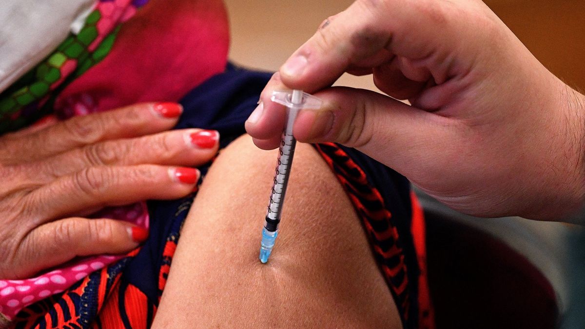 WHO vyzvalo k zastavení očkování třetí dávkou. Problém vidí jinde