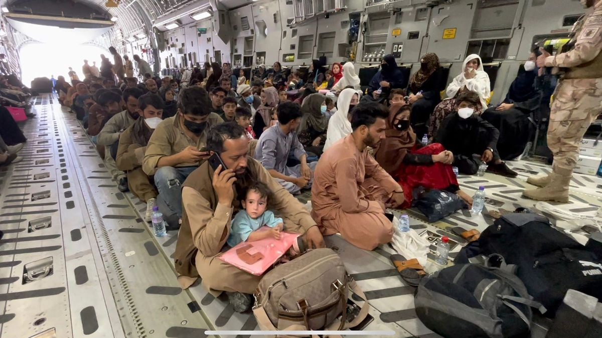 Evakuace z Kábulu nabírá na rychlosti. Biden slíbil odplatu za smrtící útok