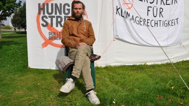 Klimatický aktivista v Berlíně po 27 dnech hladovky přestal i pít