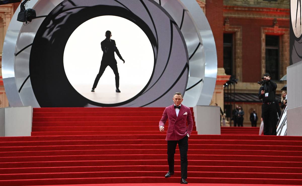 Tajný agent 007 Daniel Craig vyrazil na premiéru filmu No time to die ve fuchsiovém saku