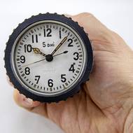 Jednu dobu se v Novém Městě nad Metují v licenci vyráběly i sovětské palubní hodiny AVRM do vojenských letadel.