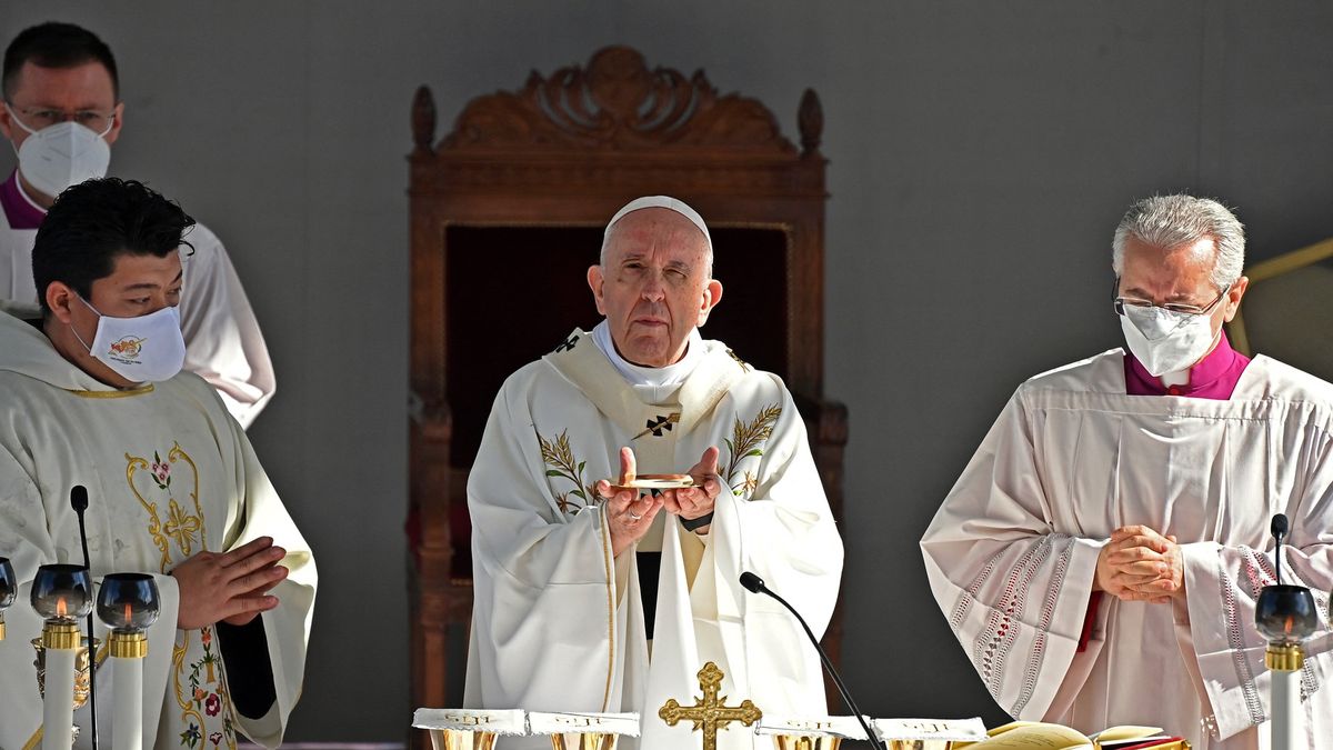 Papež je na Kypru. Do Vatikánu se chce vrátit s padesátkou migrantů