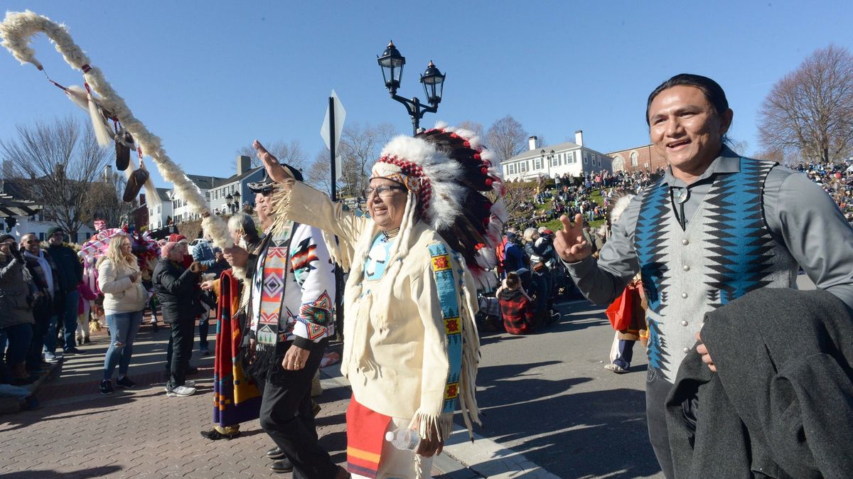 Američané oslavují díkůvzdání, původní obyvatelé apelují na změnu pojetí