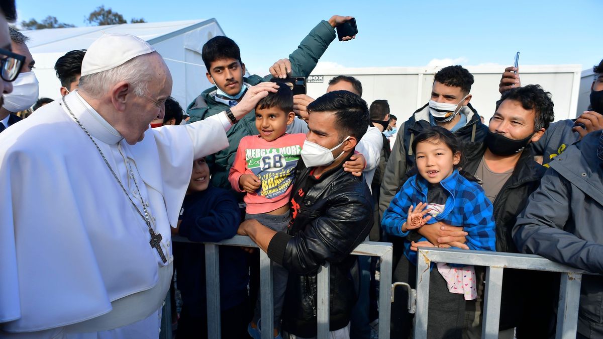 Papež navštívil ostrov Lesbos. Setkal se s migranty a kritizoval Evropu