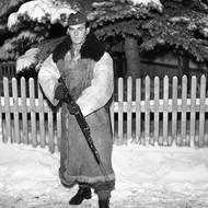 Rok 1950, dobový text: „Letošní Štědrý den byl opravdu šťastným, radostným a bohatým pro ty, kteří jej prožívali v kruhu svých velitelů a zástupců pracujícího lidu u vojenských útvarů. Ti, kteří právě neměli službu, sešli se na Štědrý den ve vyzdobené jídelně se svými veliteli, politickým pracovníkem, zástupci pracujícího lidu patronátního závodu, zástupci lidosprávy, s chlapci a děvčaty z ČSM a pionýry národní školy, kteří v soudružském kolektivu, pevně spjati s myšlenkou bránit a uhájit mír, společně s vojáky prožívají Štědrý večer. Na snímku: Když my klidně o Štědrém dnu večeříme, voják koná svou povinnost a pevně stojí na stráži.“