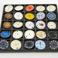 Libor Hovorka má doma náhradní číselníky a řadu dalších artefaktů jako dobové reklamy nebo kalendáře.