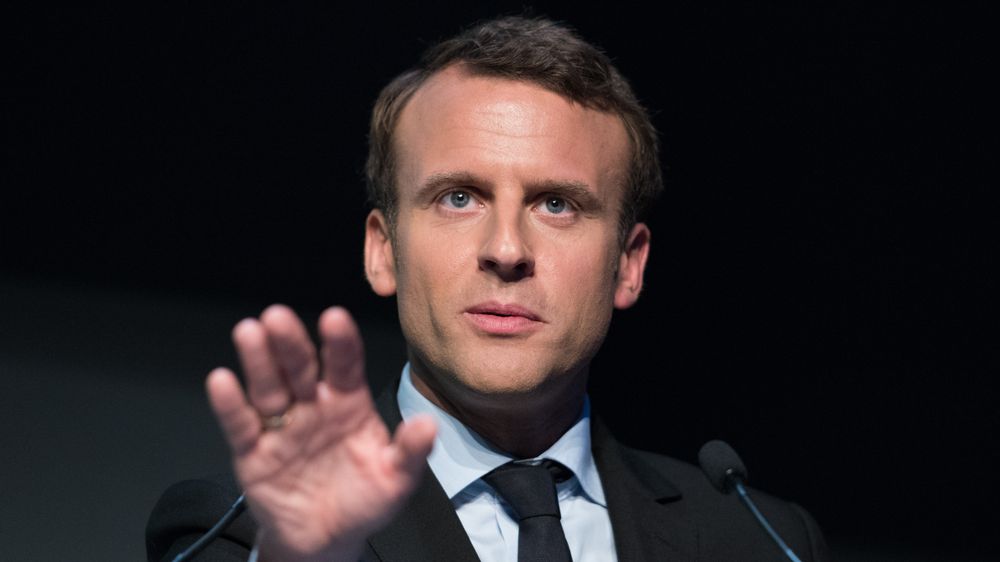 Macron po pádu vlády řekl, že dokončí svůj mandát a brzy jmenuje nového premiéra