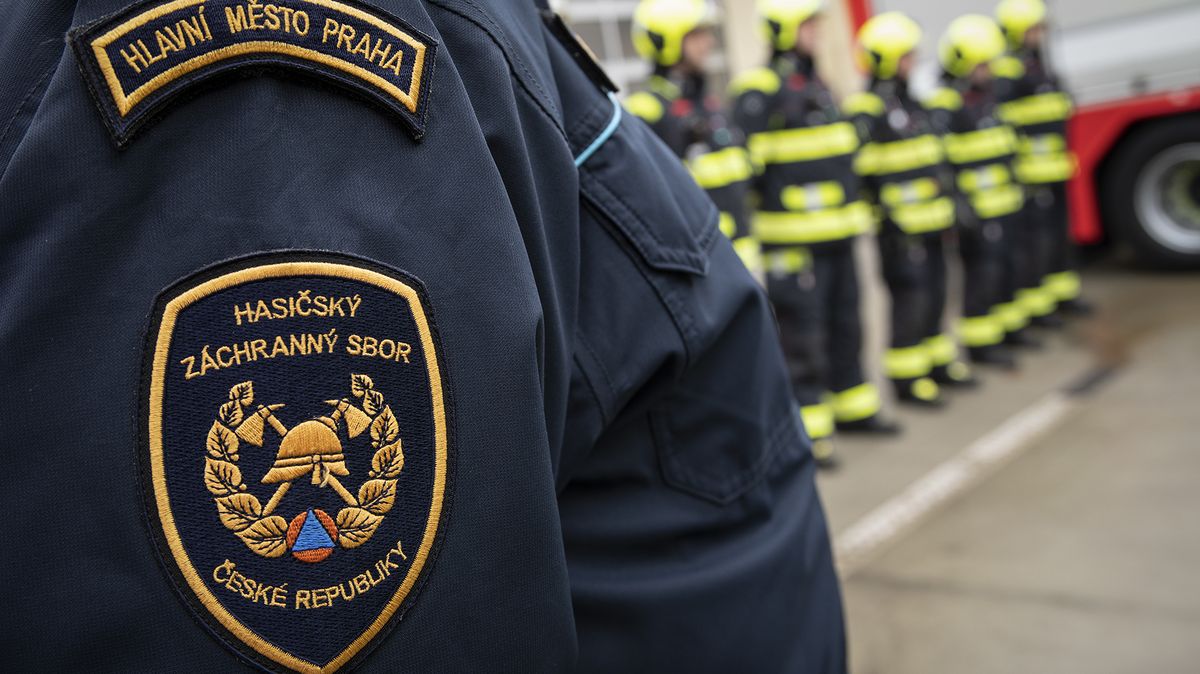 Přes 900 milionů na platy hasičů a policistů by mělo jít z rozpočtu obrany