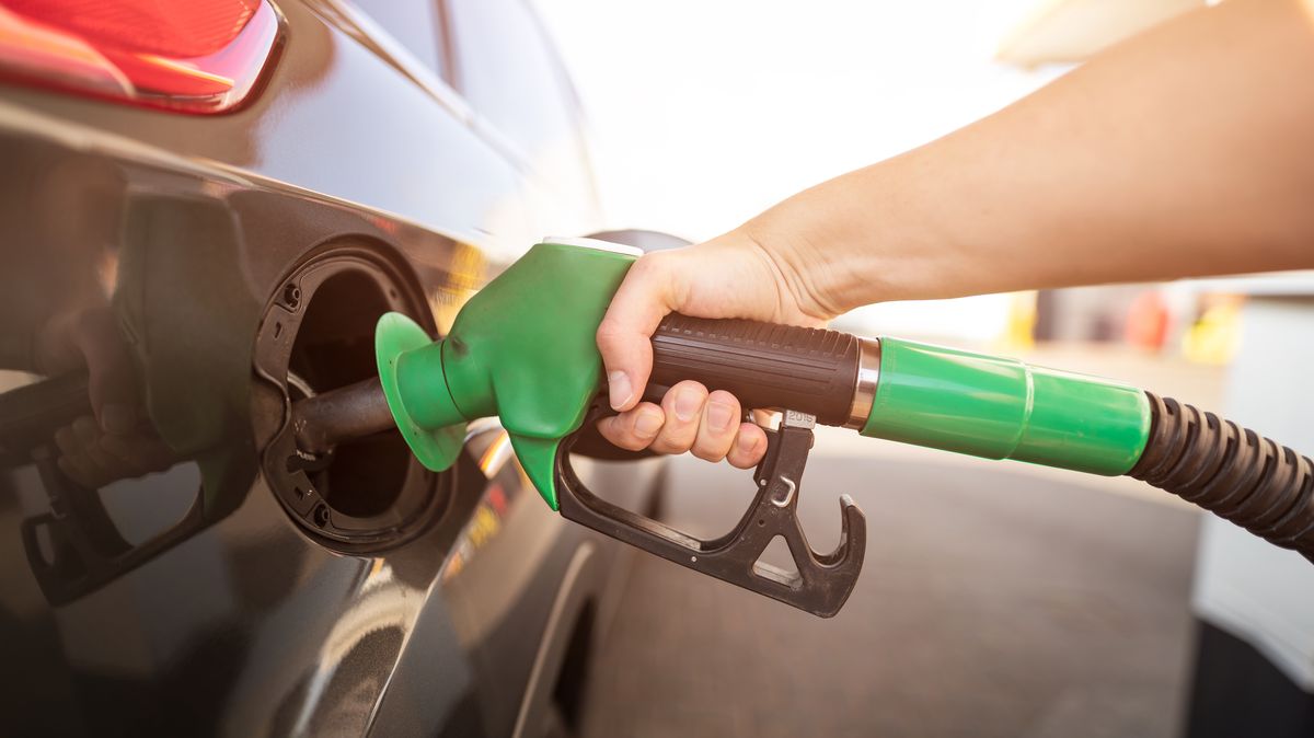 Benzin i nafta zdražují. Cenu zvedá i hra se strachem