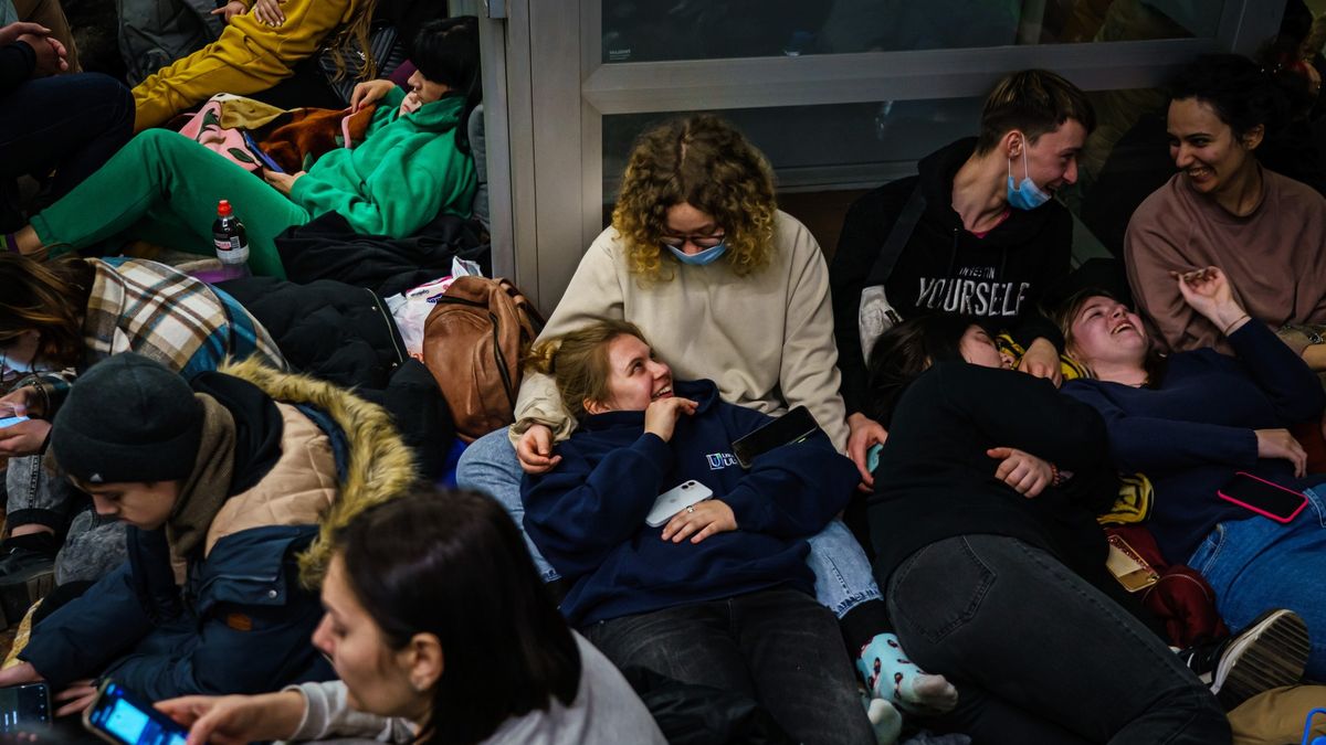 Fotky: Ukrajinci nocují v metru. Doufají, že tam budou v bezpečí