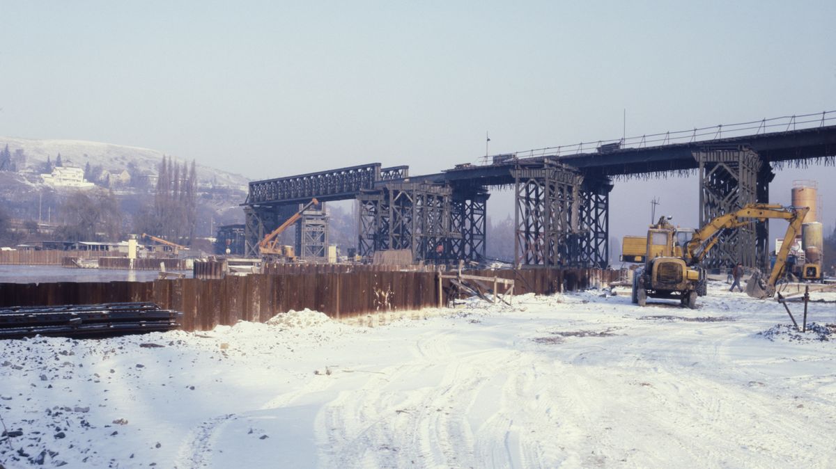 Obrazem: Barrandovský most se začal stavět před 44 lety. Na původní název už všichni zapomněli