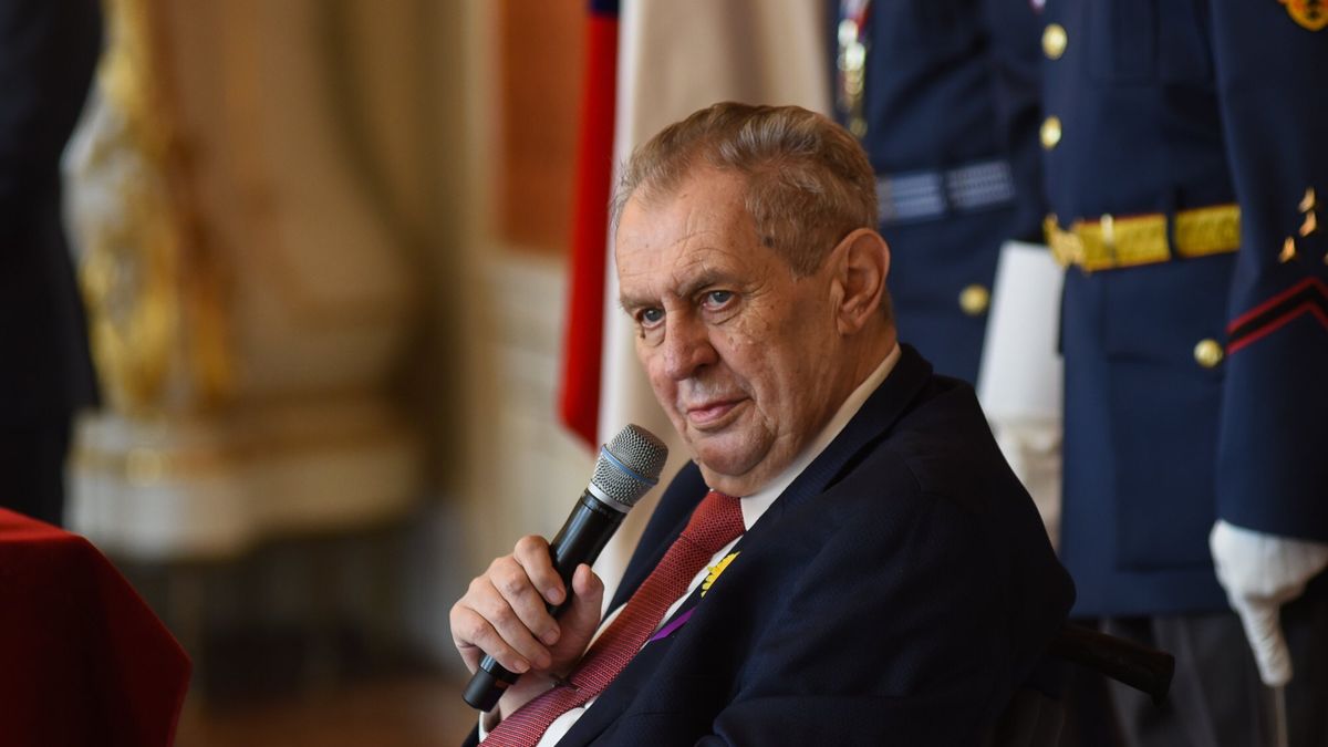 Prezident Zeman se omluvil z další pietní akce