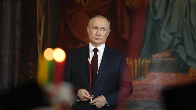 Video: Byl Putin na mši s běžnými lidmi, nebo ne? Internetový drb vyvrácen