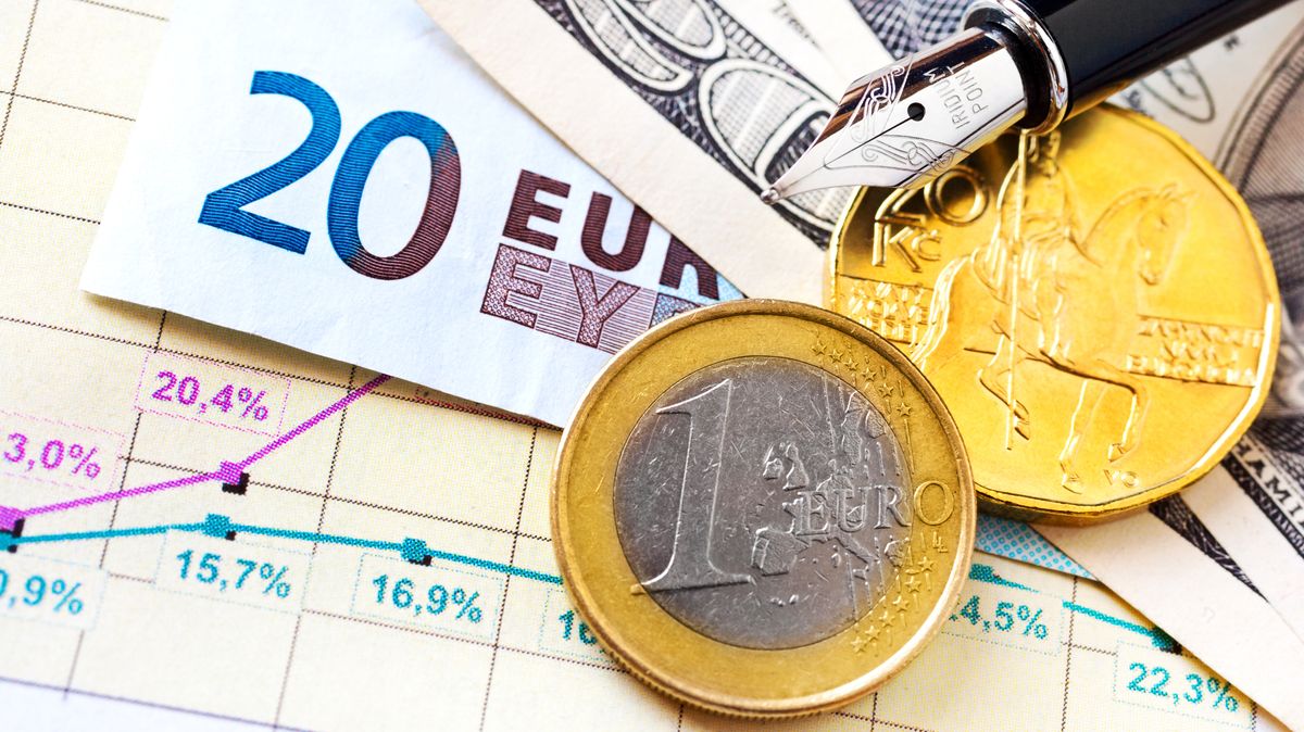 Euru se nedaří a stahuje korunu, hlavně vůči dolaru