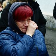 Žena z Jekatěrinburgu pláče, když se loučí s mužem povolaným do vojenské služby během částečné mobilizace (27. září).