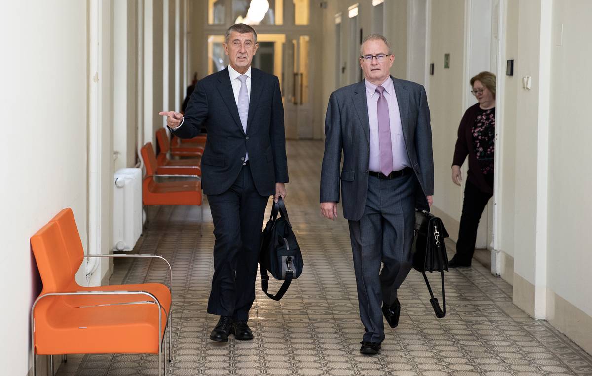 Tento týden pokračuje proces s bývalým premiérem Andrejem Babišem kvůli farmě Čapí hnízdo. Na snímku Babiš se svým advokátem Michaelem Bartončíkem.