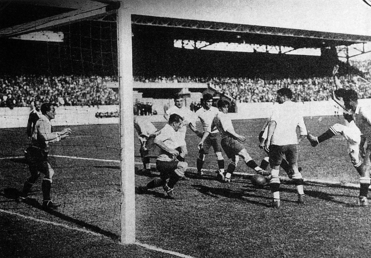 Prvním mistrovstvím světa ve fotbale byl turnaj v Uruguayi v roce 1930.