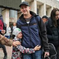 Odvedenec se loučí ve městě Batajsk v Rostovské oblasti s rodinou (26. září).