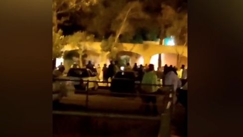 Video z Íránu: Demonstranti zapálili rodný dům Chomejního