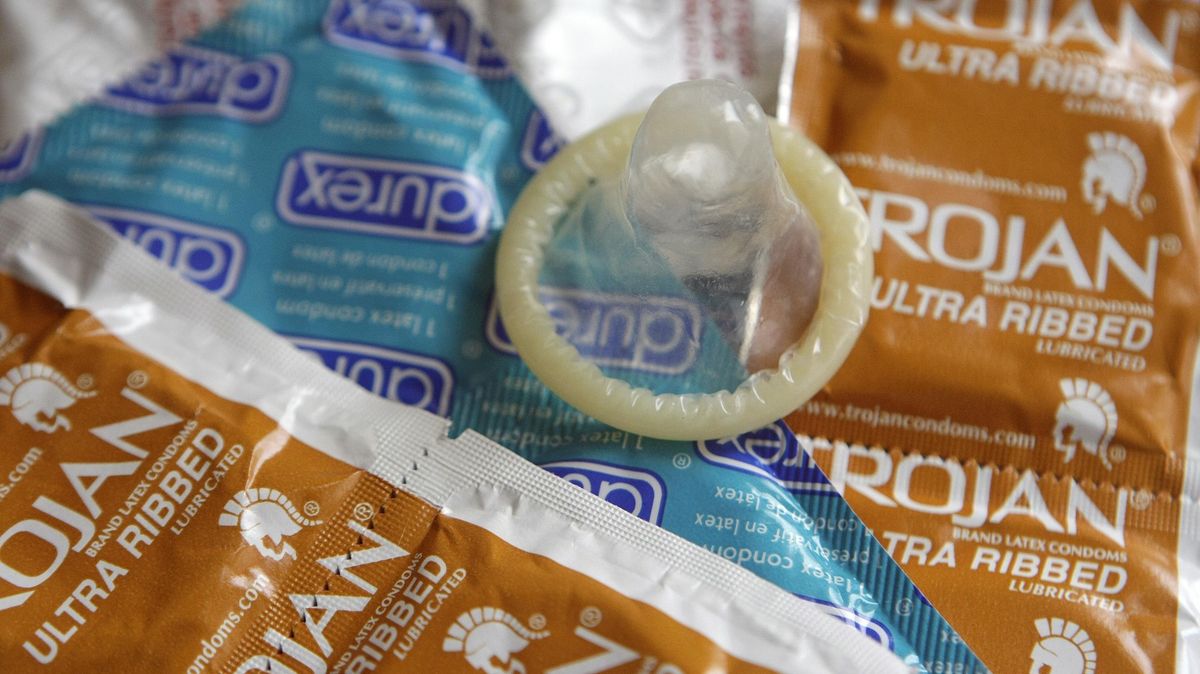 Kondomy budou pro mladé v lékárnách zdarma, zavádí Francie