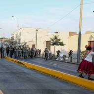 Mezi demonstranty je spousta zraněných se zlomeninami paží a nohou či s poraněním očí a břicha. Na snímku protest v Limě, 24. ledna.