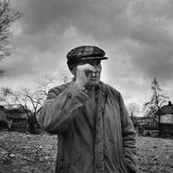 „Horník Krejčí je pro mě vzorem optimistického člověka, který se s návratem demokracie pokusil bránit svůj majetek proti mnohem silnějšímu soupeři,“ říká k tomuto snímku jeho autor Ibra Ibrahimovič, který obec dokumentoval do posledních dní. Pan Krejčí se narodil v Libkovicích v roce 1928. Jeho rodiče do severních Čech přijeli za prací, kterou nabízely místní šachty. Vyučil se a jako technik pracoval třicet sedm let na rypadlech v okolních dolech. V Libkovicích, kde bydlelo přes dva tisíce obyvatel, znal každého. 