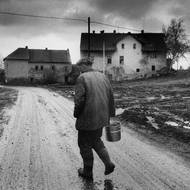 Karel Krejčí jde obráncům vesnice pro uhlí, únor 1993.