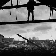 Daniel Vondrouš z Hnutí Duha brání stodolu v ulici Na hrázi, leden 1993.