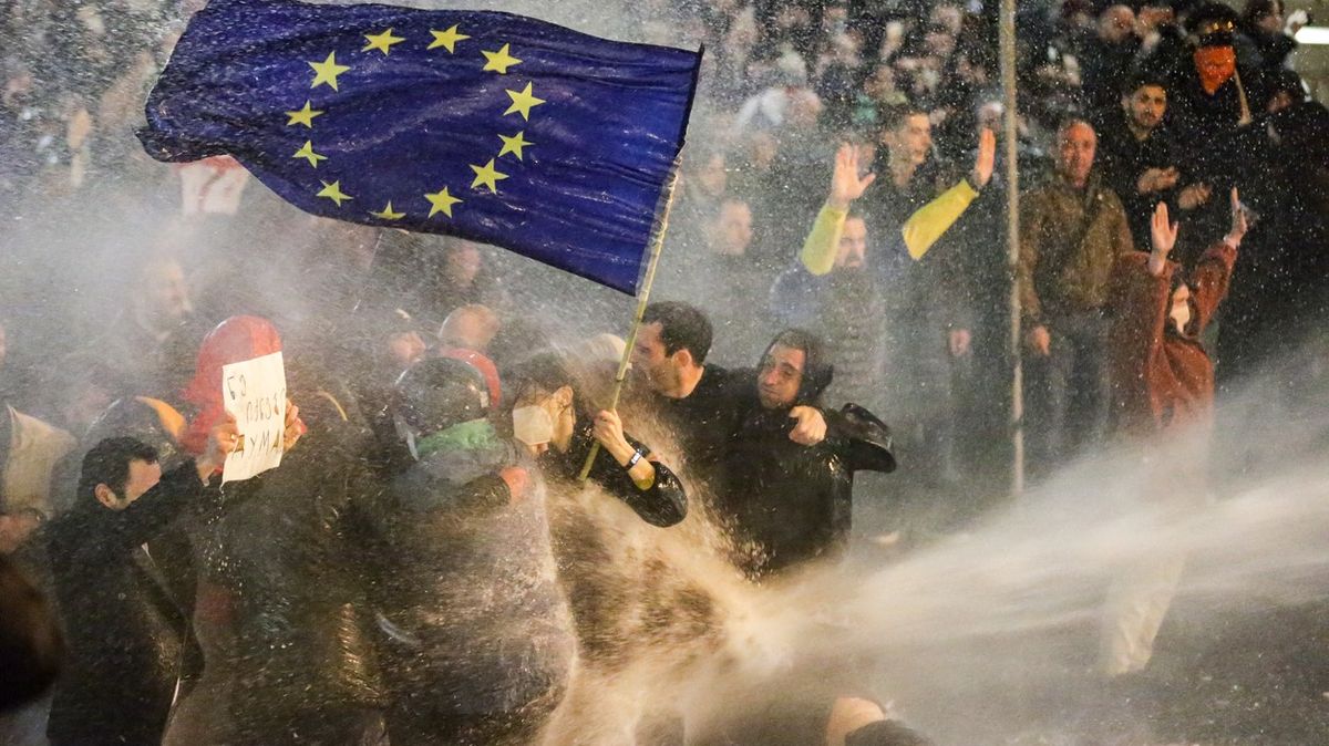 Fotky: Gruzínci se bouří, vláda ušila zákon podle kremelského vzoru