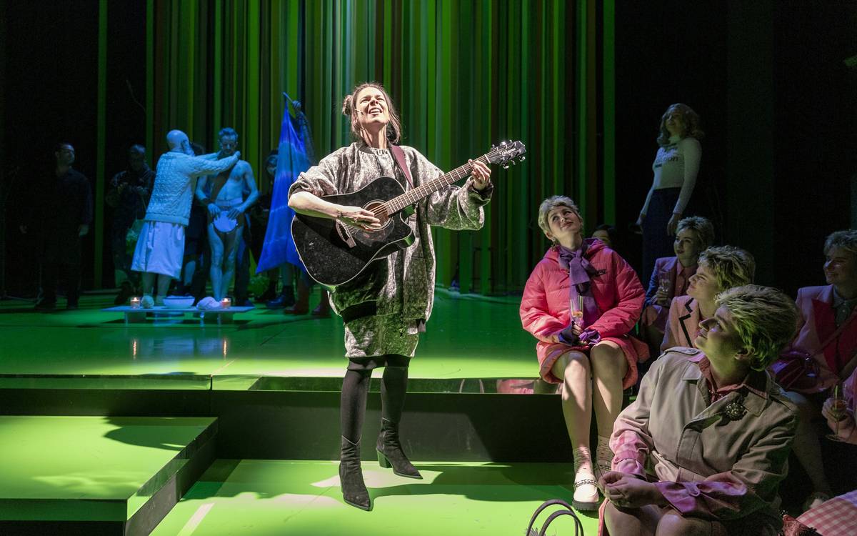 Kateřina Císařová (Bakchantka) a ženský sbor.