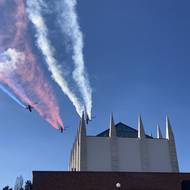 Národní barvy na obloze namalovaly bitevní vrtulníky Mil-24.