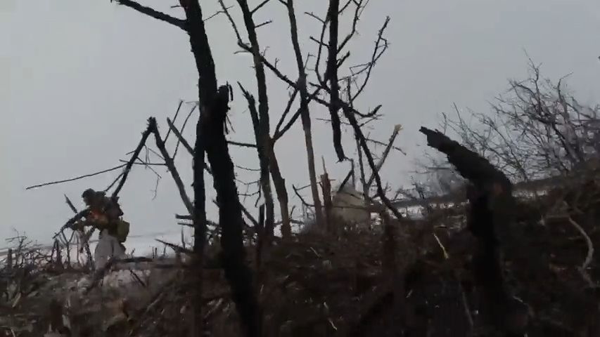 Dva proti jedenácti. Ukrajinský voják natočil strhující video z obrany pozic