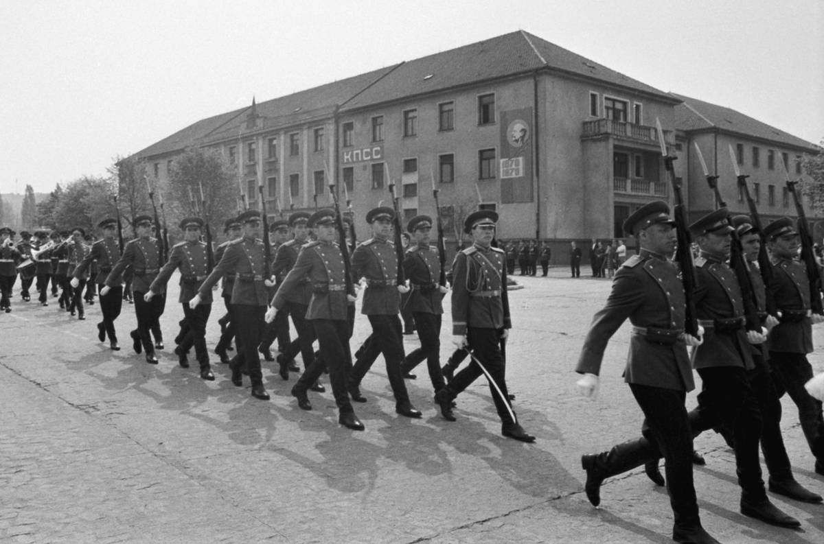 Vojenský prostor v Milovicích sloužil armádě již od roku 1904. Po okupaci Československa v roce 1968 ho zabrali příslušníci Střední skupiny sovětských vojsk. Na snímku z května 1969 vojáci defilují na přehlídce při návštěvě prezidenta Ludvíka Svobody.