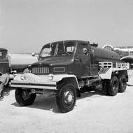 Na třetí výstavě československého strojírenství v Brně v roce 1956 se představil i tento parádní fekálvůz.