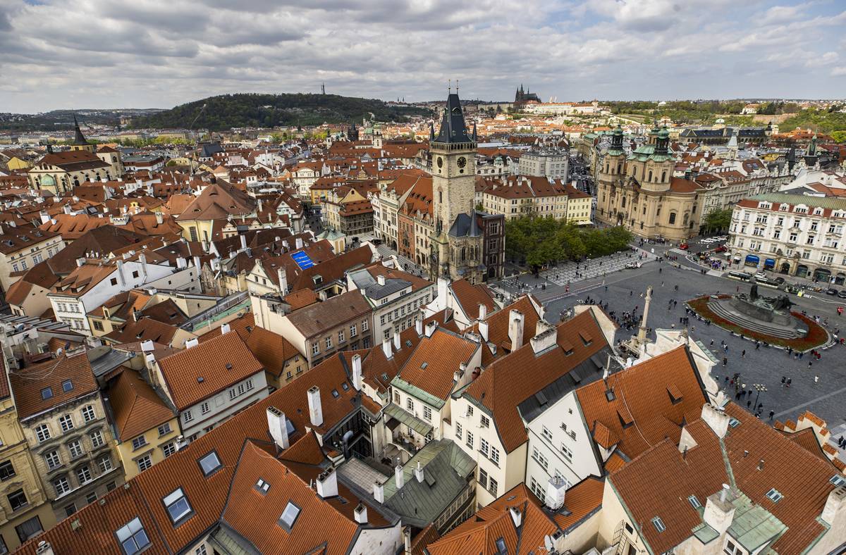 Jeřáb v úplném centru Prahy naskýtá originální výhled na celé Staroměstské náměstí s orlojem, v pozadí Pražský hrad…