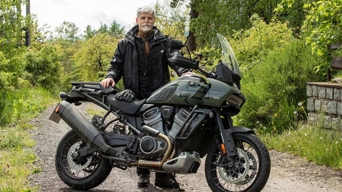 Z ignoranta opět státník. Pavel nemohl jinak než se u urny nakonec ukázat