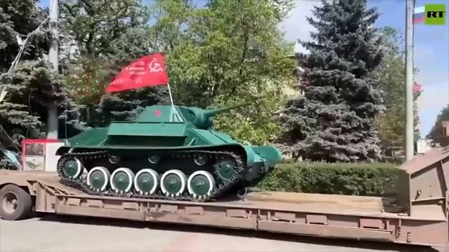 Video: Rusové mají velkou posilu, žertují Ukrajinci. Odvezli tank z pomníku